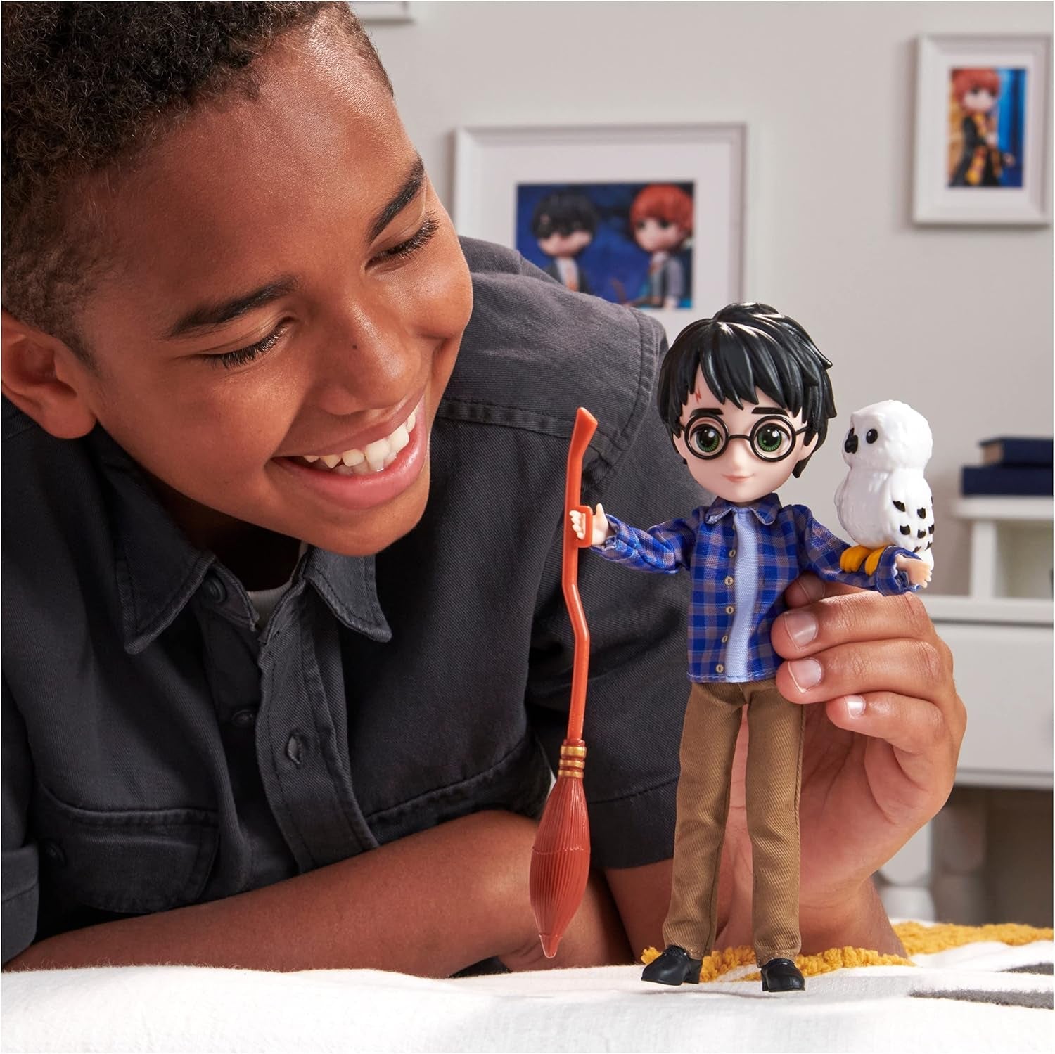 Wizarding World Harry Potter - Geschenkset mit 20,3 cm großer Harry Potter Puppe inklusive Besen, Tarnumhang und weiterem Zubehörteilen