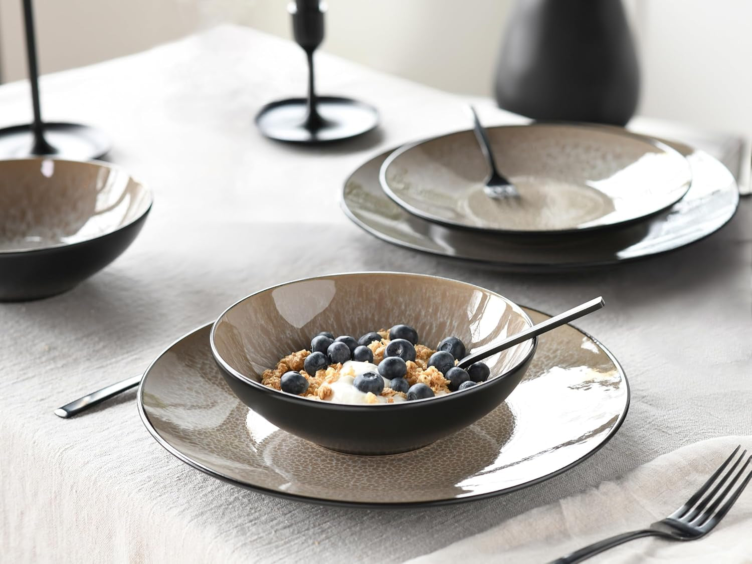 CreaTable, 24464, Série Malmö Beige, Service de table 18 pièces pour 6 personnes, Service d'assiettes en grès, Passe au lave-vaisselle et au micro-ondes, Fabrication de qualité