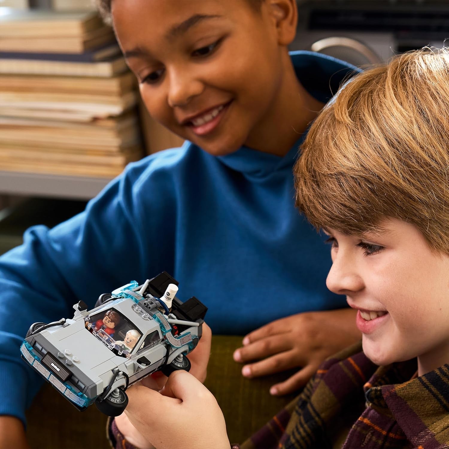 LEGO Speed Champions Zeitmaschine aus Zurück in die Zukunft - Kinder Spielzeug mit Automodell und 2 Minifiguren - Marty McFly und Doc Brown - Kreatives Geschenk für Kinder ab 9 Jahren - 77256