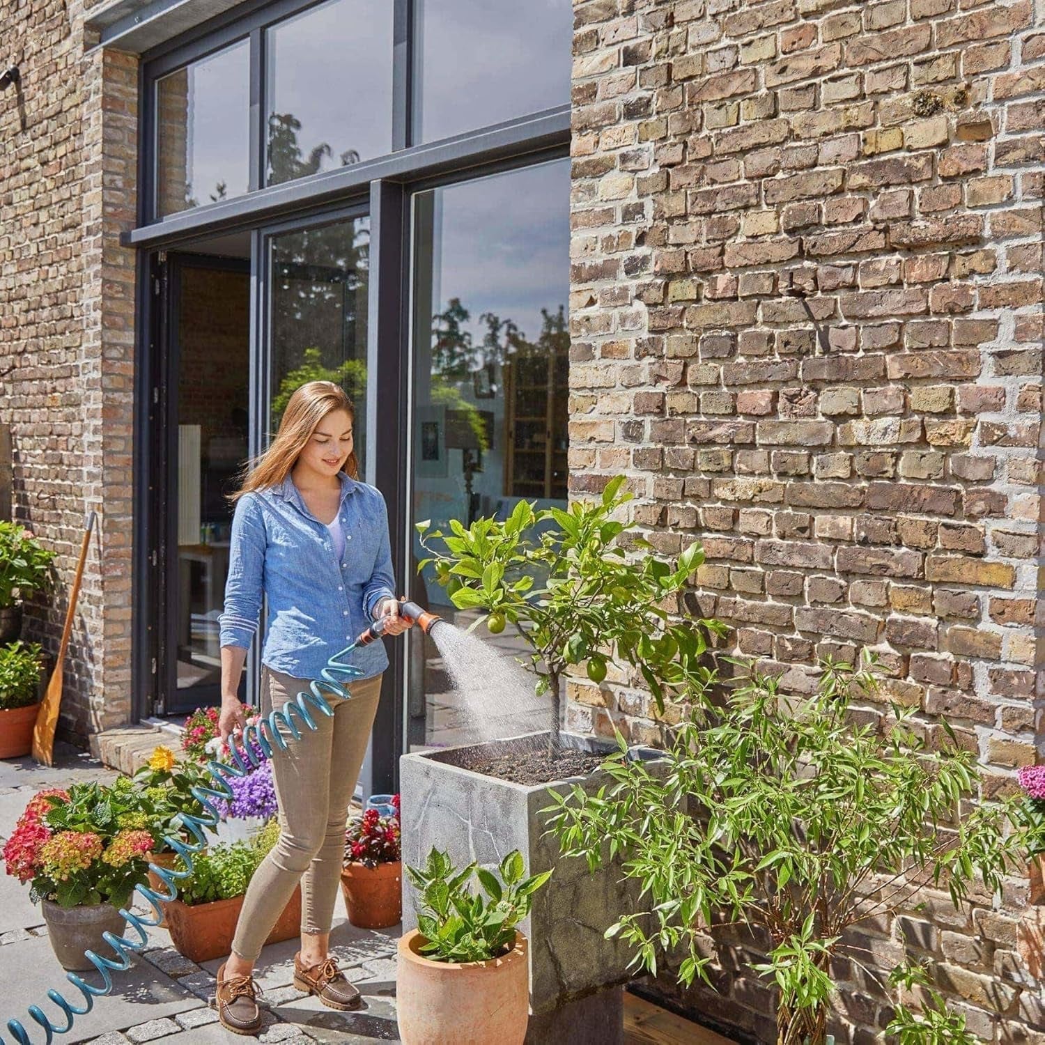 Set complet furtun spiralat Gardena 4647-20, cu retragere automată a furtunului, cu duză de pulverizare și racord robinet (lungime furtun: 10 m, diametru furtun: 9 mm, set: da)