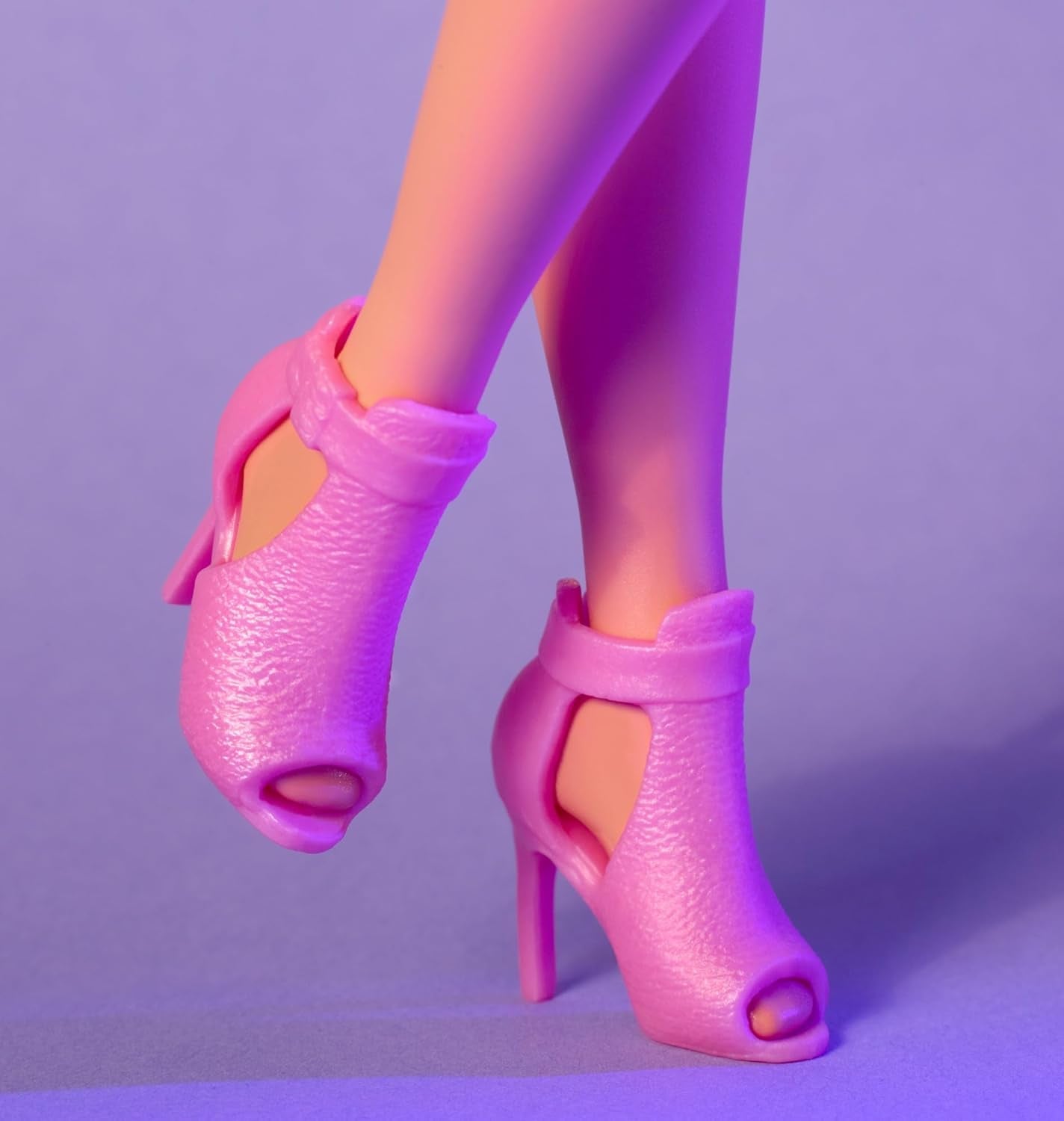 Barbie Looks Doll, figurine de collection n°. 24 ans avec cheveux bruns et mode moderne Y2K, robe bustier scintillante avec talons hauts à bout ouvert, poupées HRM16 Naty Shop