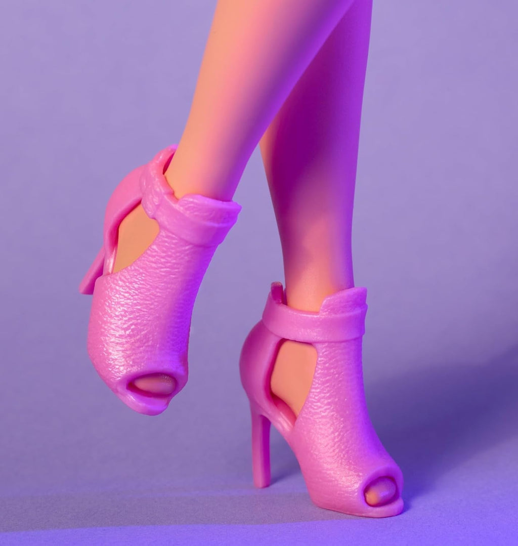 Barbie Looks Doll, figurină de colecție nr. 24 cu păr șaten și modă modernă Y2K, rochie strălucitoare fără bretele cu tocuri înalte Peep-toe, HRM16 Papusi Naty Shop