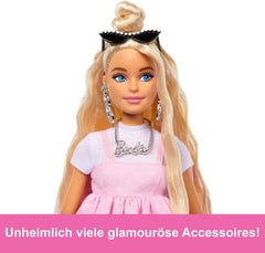 Barbie Deluxe Style-Puppe Nr. 3 mit Barbiecore-Outfit, blonden Haaren in hohem Dutt, pastellrosa Kleid mit überdimensionaler Schleife und Accessoires wie Netzstrumpfhosen, HYV27