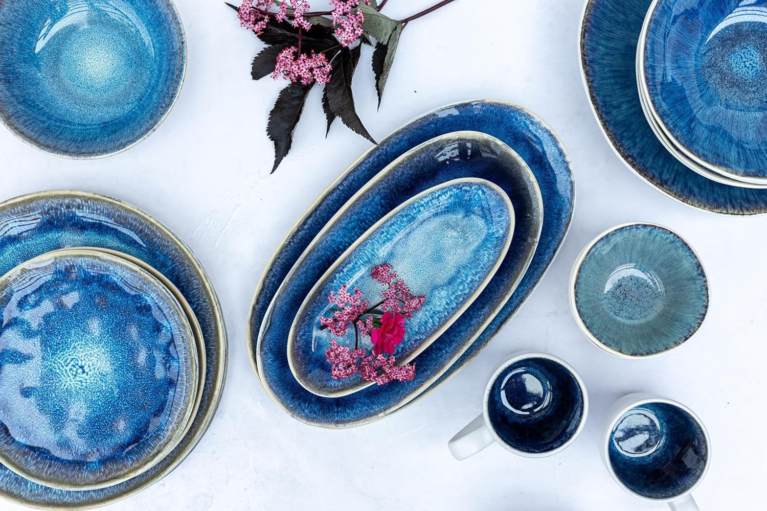 MÄSER 934092 Serie Frozen, Set de vaisselle en céramique pour 4 personnes, 16 pièces Kombiservice avec formes organisées, Service de table bleu, Steinzeug, Dunkelblau Ensembles de vaisselle Naty Shop