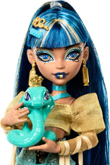 Poupée Monster High Cleo De Nile en chemisier doré et jupe superposée, comprend un animal de compagnie Cobra Hissette et des accessoires tels qu'un sac à dos, une collation et un rouleau de papier, HXH74 Naty Shop Dolls