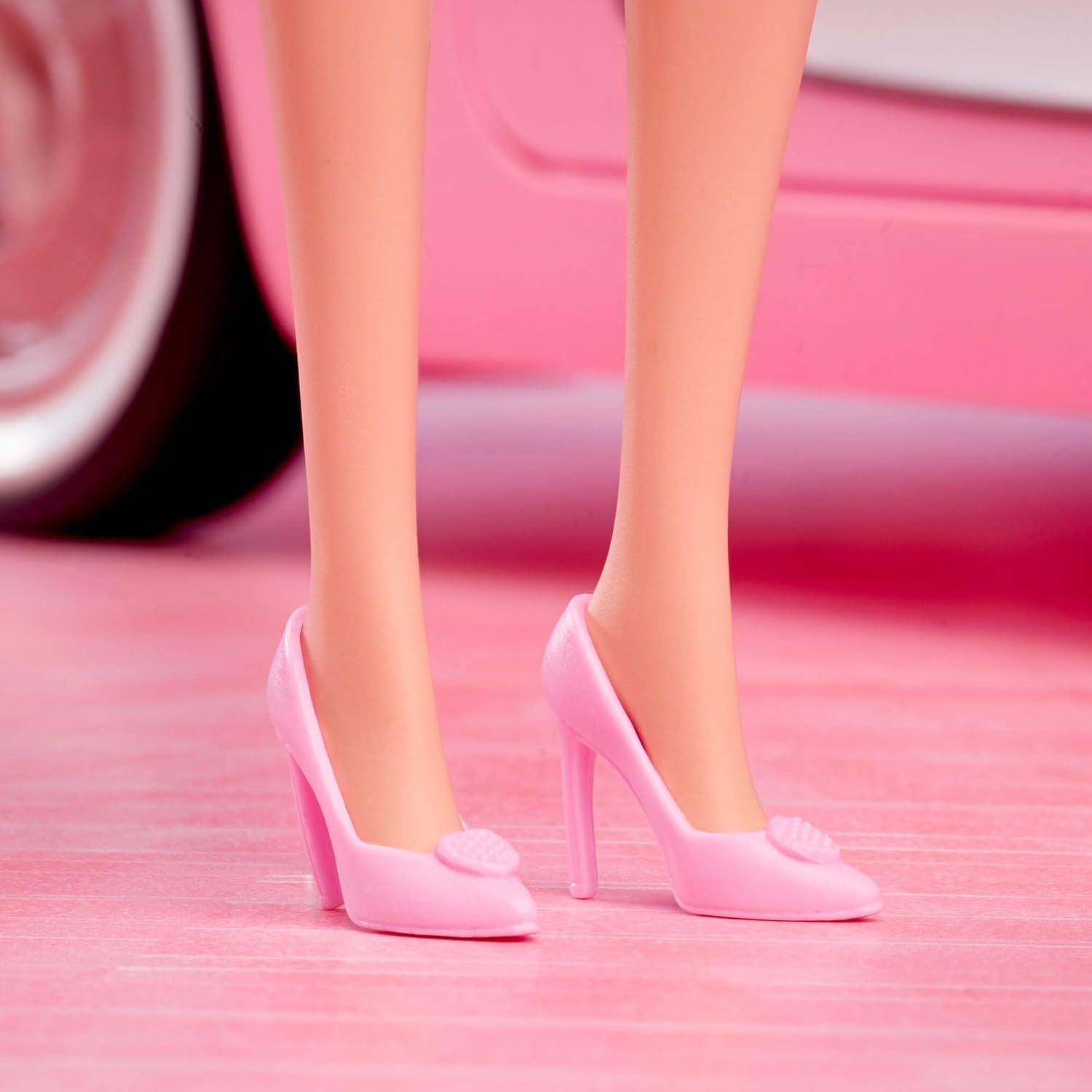 Barbie Le film basé sur le film Margot Robbie en tant que figurine de collection Barbie en chemisier rose et jupe en tulle avec coiffure stylisée et bijoux assortis JBJ53