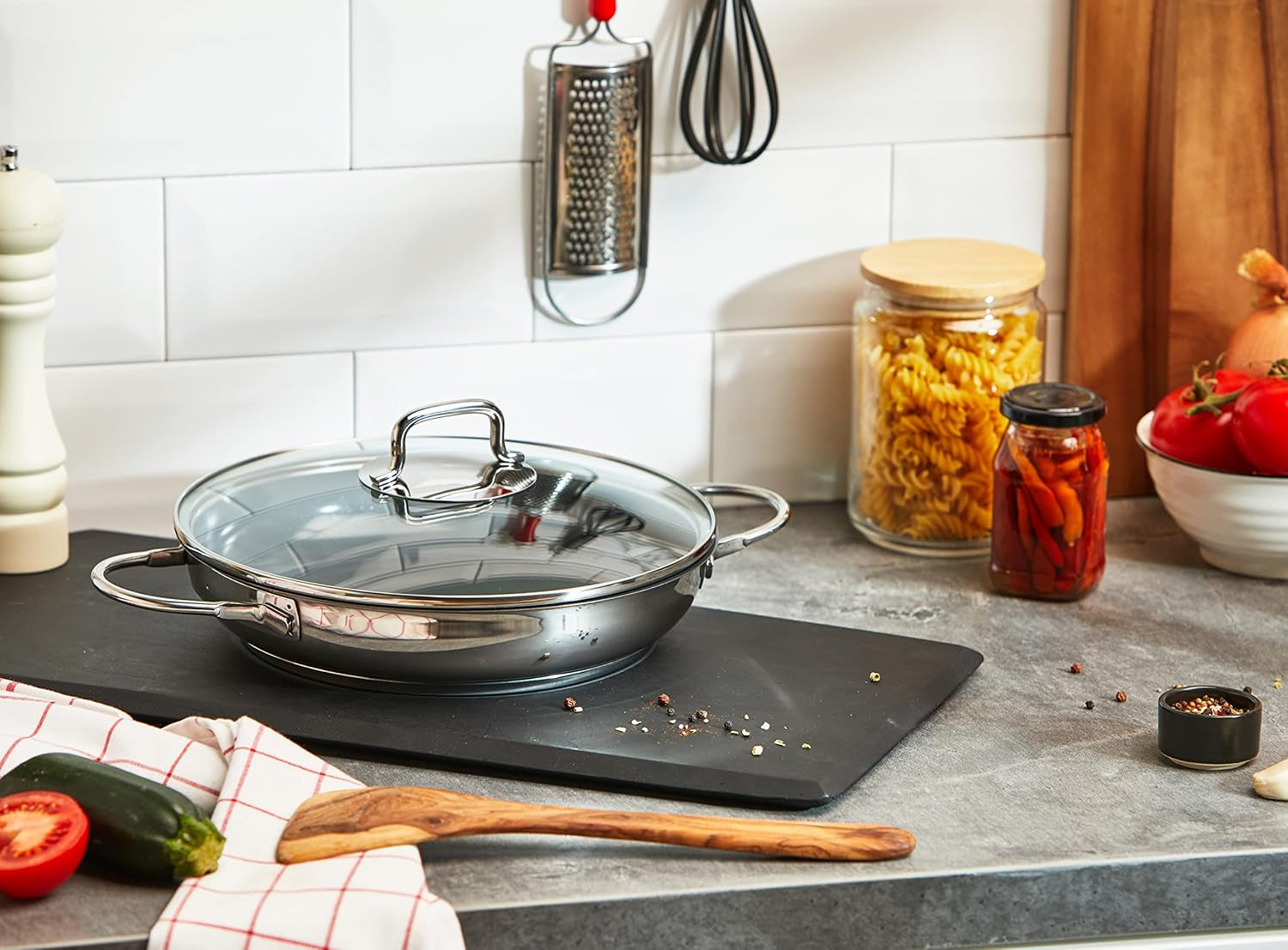 WMF Devil Casserole à induction 26 cm avec couvercle en verre, acier inoxydable avec revêtement Cromargan, revêtement céramique, va au four Casseroles et poêles Naty Shop