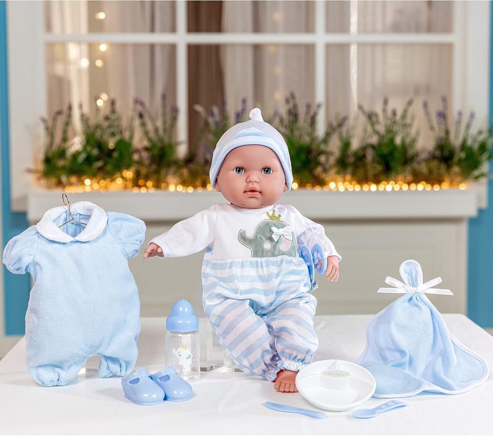 38 cm große realistische Babystoffpuppe mit offenen/geschlossenen Augen | JC Toys - Berenguer Boutique | 10-teiliges Geschenkset mit Flasche, Rassel, Schnuller & Zubehör | Blau | ab 2 Jahren.
