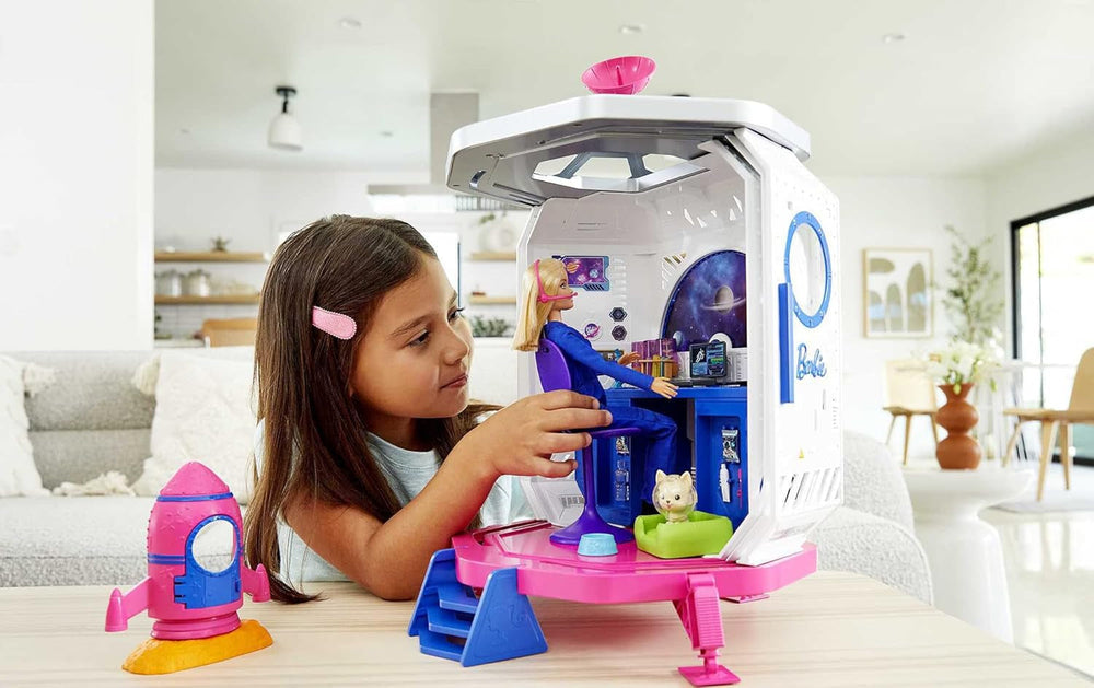Barbie GXF27 - Stație Spațială Aventură Spațială, Păpușă Spațială, Cățeluș, Stație de Lucru, Scene Spațiale, 20 de Accesorii, Jucărie Cadou pentru Copii cu Vârsta de 3 Ani și Peste