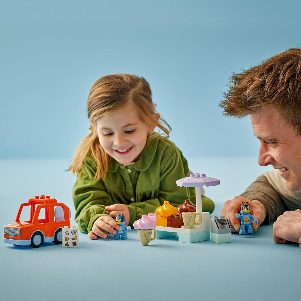 LEGO DUPLO Bluey: Ausflug zur Eisdiele mit Bluey - Lernspielzeug für Kleinkinder - Mit Spielzeug Auto und 2 Minifiguren - Geschenk für Mädchen & Jungen ab 2 Jahren - 10458