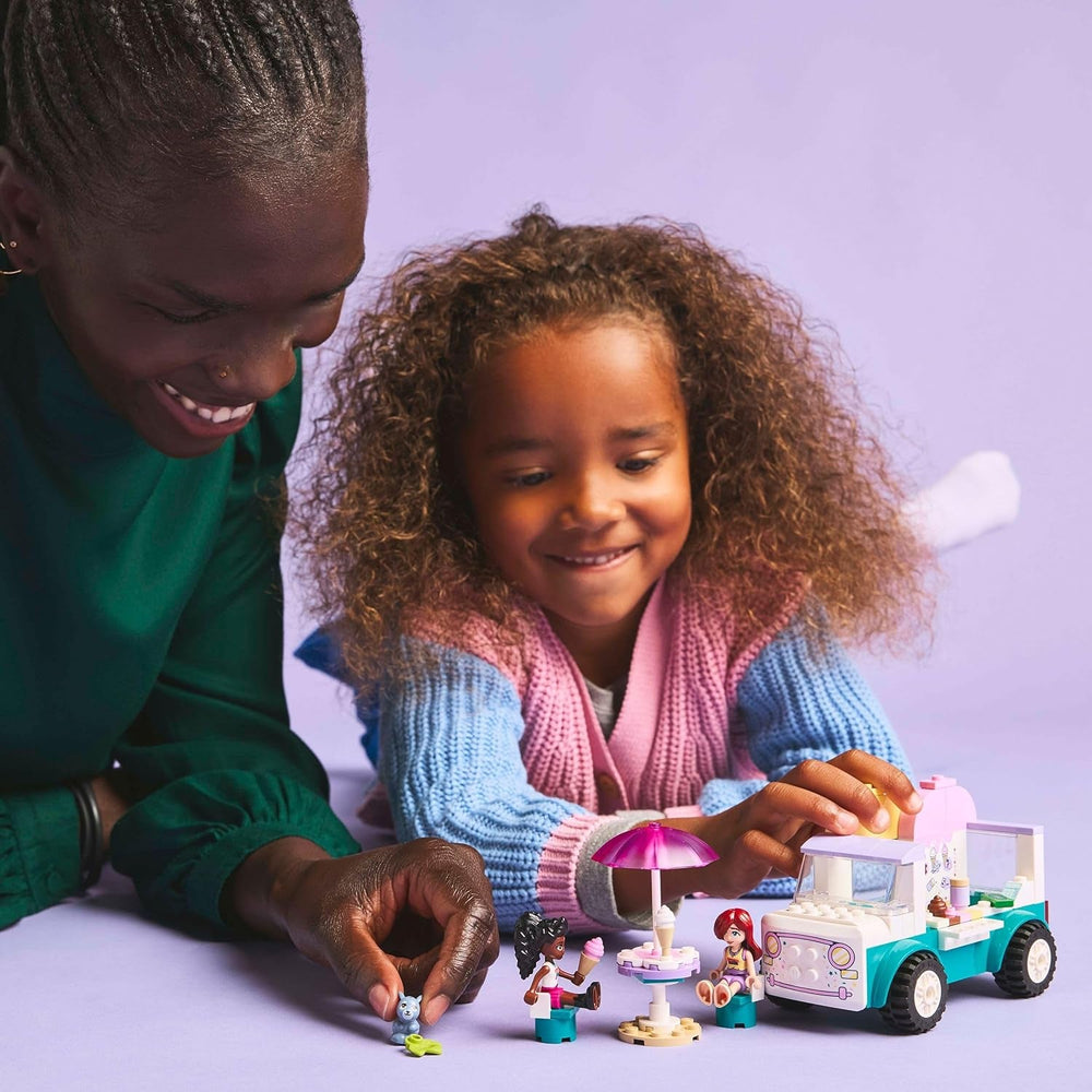 LEGO Friends Heartlake City Eiswagen, Spielset für Rollenspiele, Bauset mit 2 Spielzeugfiguren und einem Hasen, Spielzeug für Mädchen ab 4 Jahren, Bauspielzeug mit Minifiguren der Charaktere 42644