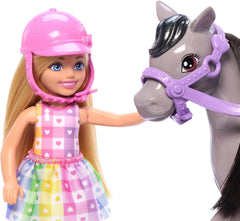Barbie Chelsea und Pony Puppe und Pony - Aufsatteln zur Spielzeit für sicheres Sitzen auf dem Pferd, rosa Sattel und Steigbügeln, inklusive Helm und süßem Karo-Kleid, für Kinder ab 3 Jahren, HTK29