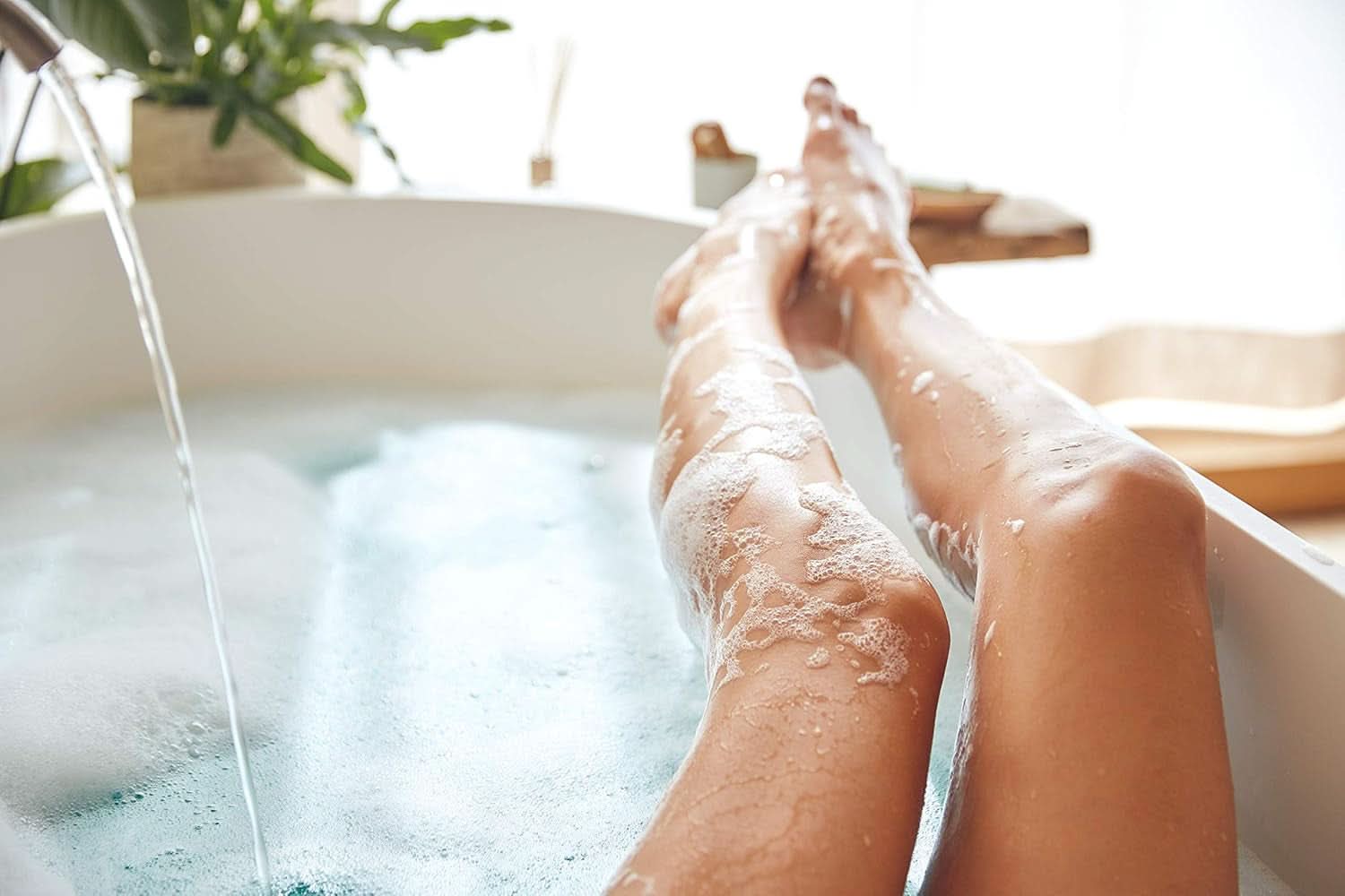 Kneipp Aroma, mousse de soin pour le bain Happy Time Out - aux huiles naturelles de coquelicot rouge et de chanvre, 400 ml Naty Shop