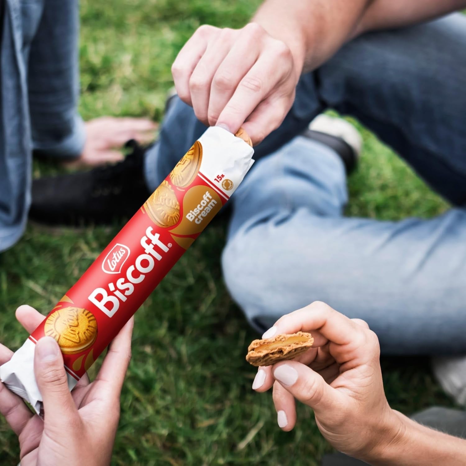 Lotus Biscoff | Biscuiți gemeni tip sandwich cu umplutură de cremă Biscoff | 15 biscuiți tip sandwich per pachet | Doar ingrediente naturale | Vegani | Fără coloranți sau arome adăugate | 9 x 150g | 1,35 kg