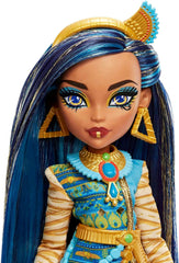 Monster High Cleo de Nile Puppe, Mummie Modepuppe, Königliches Outfit, Killerstiefel, Pyramidenrucksack, Accessoires, pour enfants à partir de 4 ans, HHK54