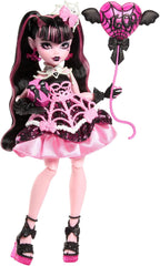 Poupée d'anniversaire effrayante et douce Monster High, Draculaura dans une robe de soirée rose avec des accessoires à thème tels qu'une invitation, un ballon, un cadeau, des fans et plus encore, JBG74
