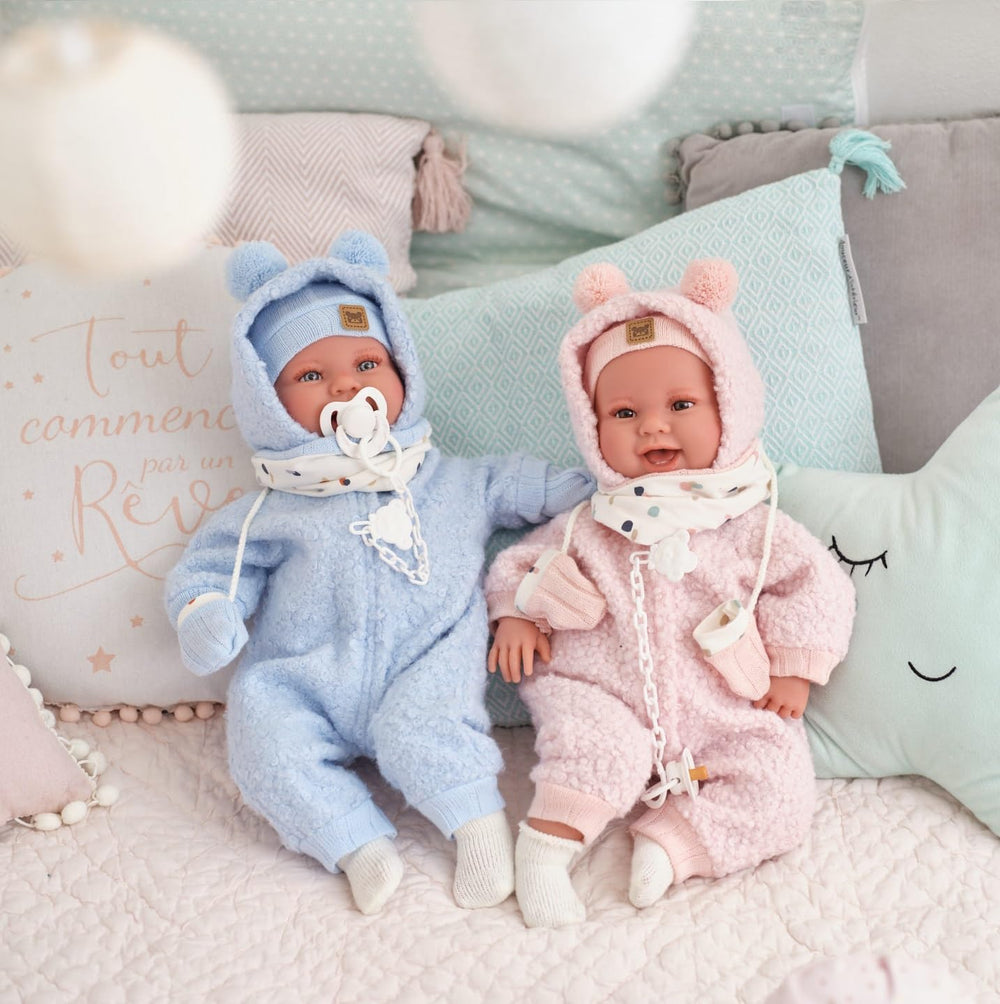 Llorens 1018480 Babypuppe Tala, aux yeux marron et au corps doux, Baby Puppe inkl. flauschigem rosa Tenue d'hiver, Schnuller, Schnullerkette, 44 cm