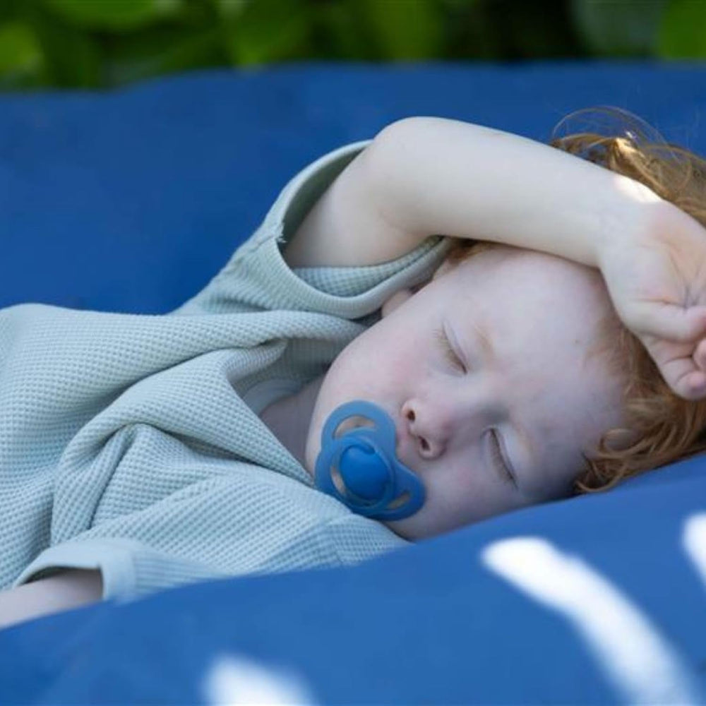 Nuby – Lot de 5 Sucettes et Sucettes Orthodontiques en Silicone Souple | 3 modèles pour le jour et la nuit | 2 modèles qui brillent dans le noir | Sans BPA | Forme semblable à un sein | Pour 18-36 mois