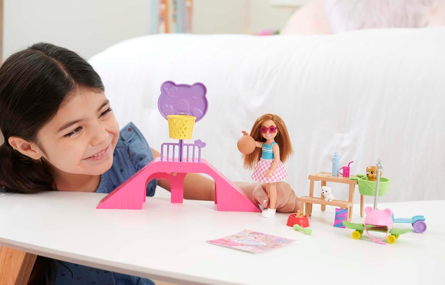Barbie Chelsea Serie, Chelsea mit braunen Haaren, Roller, Skateboard, Skaterrampe, Hund, Zubehör, 1x Chelsea Puppe, Geschenk für Kinder, Spielzeug ab 3 Jahre,HJY35