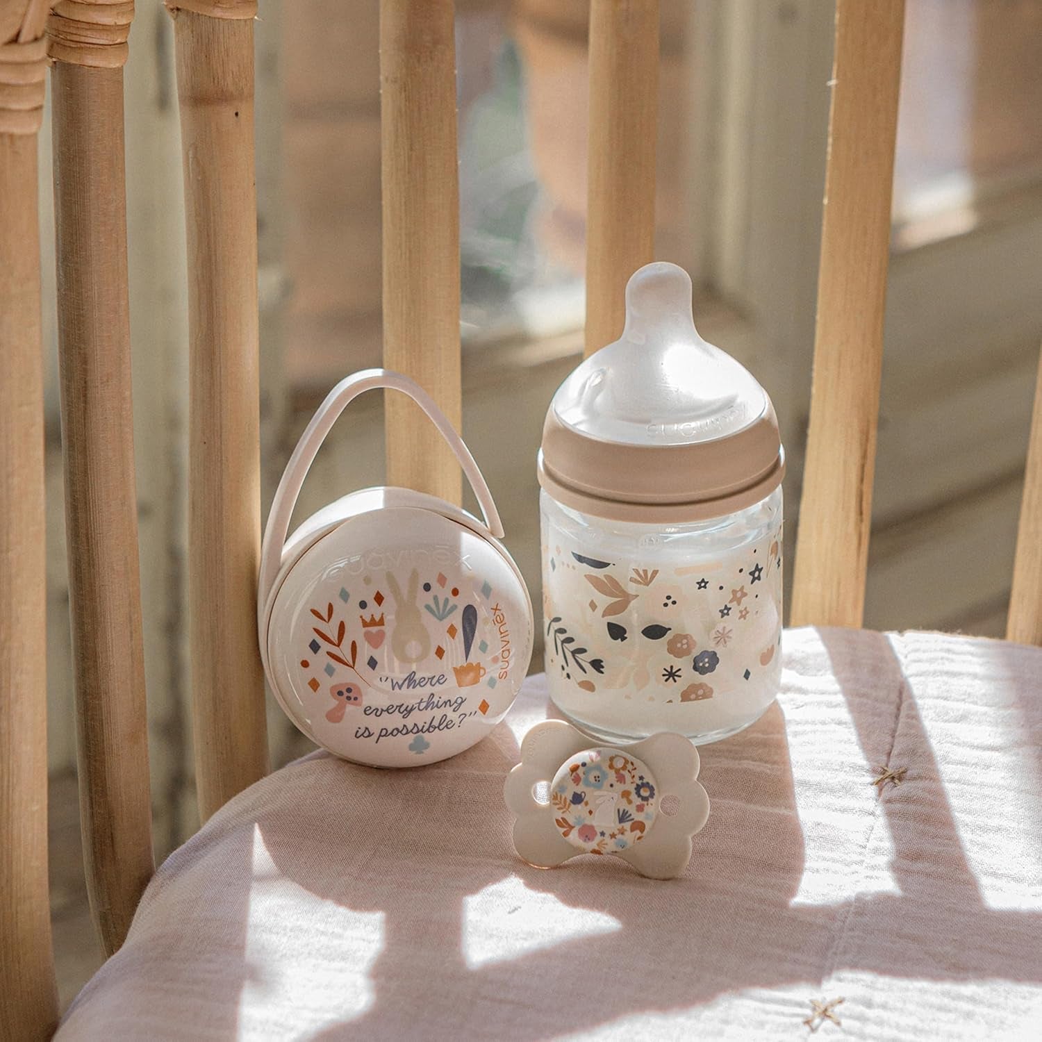 Coffret Suavinex pour nouveau-né. Coffret 4 pièces comprenant : Sucette Physiologique SX Pro pour bébé 0-6 mois + attache-sucette + attache-sucette Duo + anneau de dentition en silicone. Pays des merveilles, beige