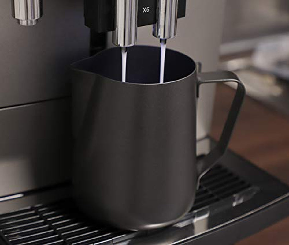 APS Pichet à lait - Pot à lait de haute qualité avec revêtement antiadhésif, en acier inoxydable - Parfait pour faire mousser le lait - Carafe universelle, noir, 600 ml