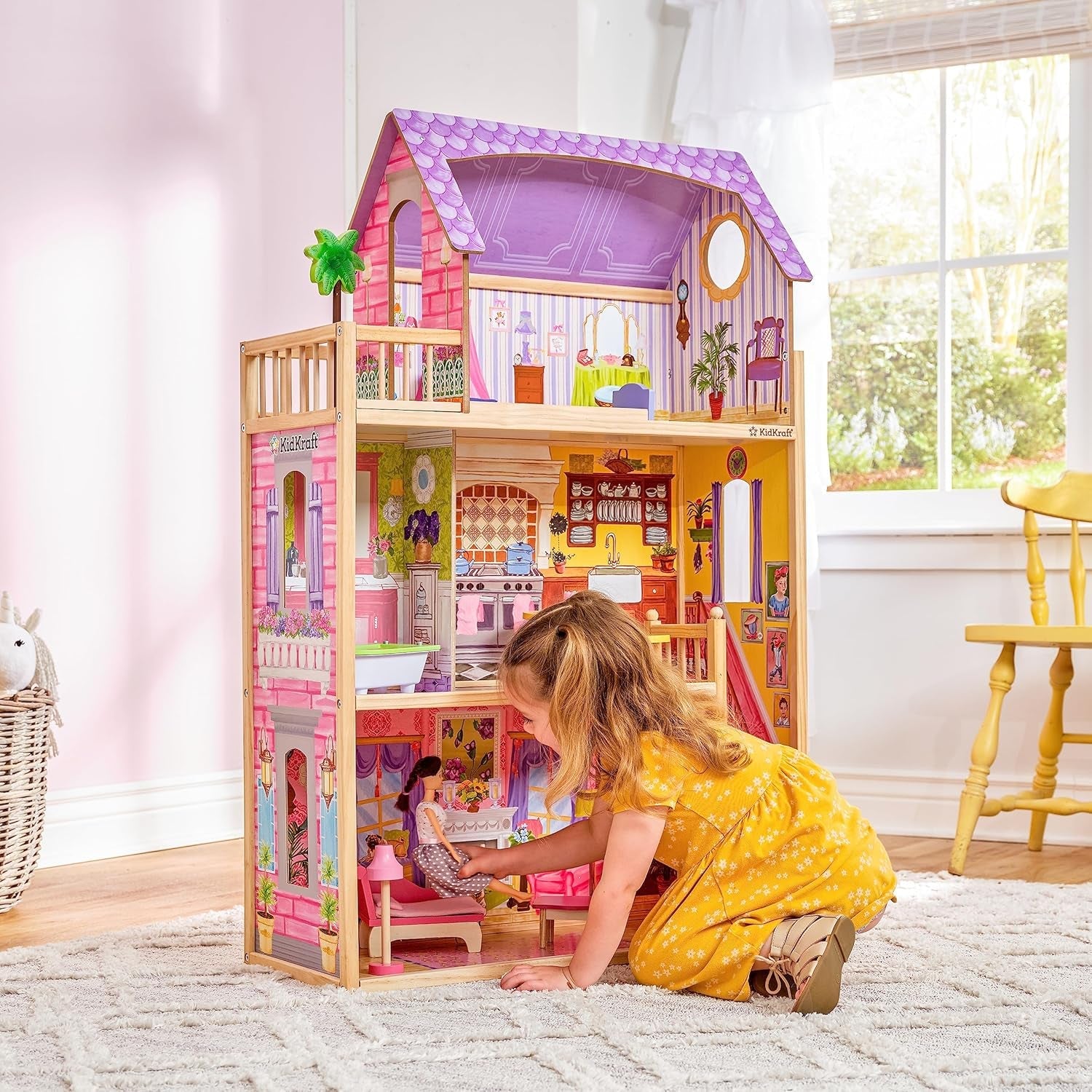 KidKraft Casă de păpuși Kayla din lemn cu mobilier și accesorii, set de joacă cu 3 niveluri pentru păpuși de 30 cm, jucărie pentru copii de la 3 ani în sus, 65092 - Exclusiv pe Amazon