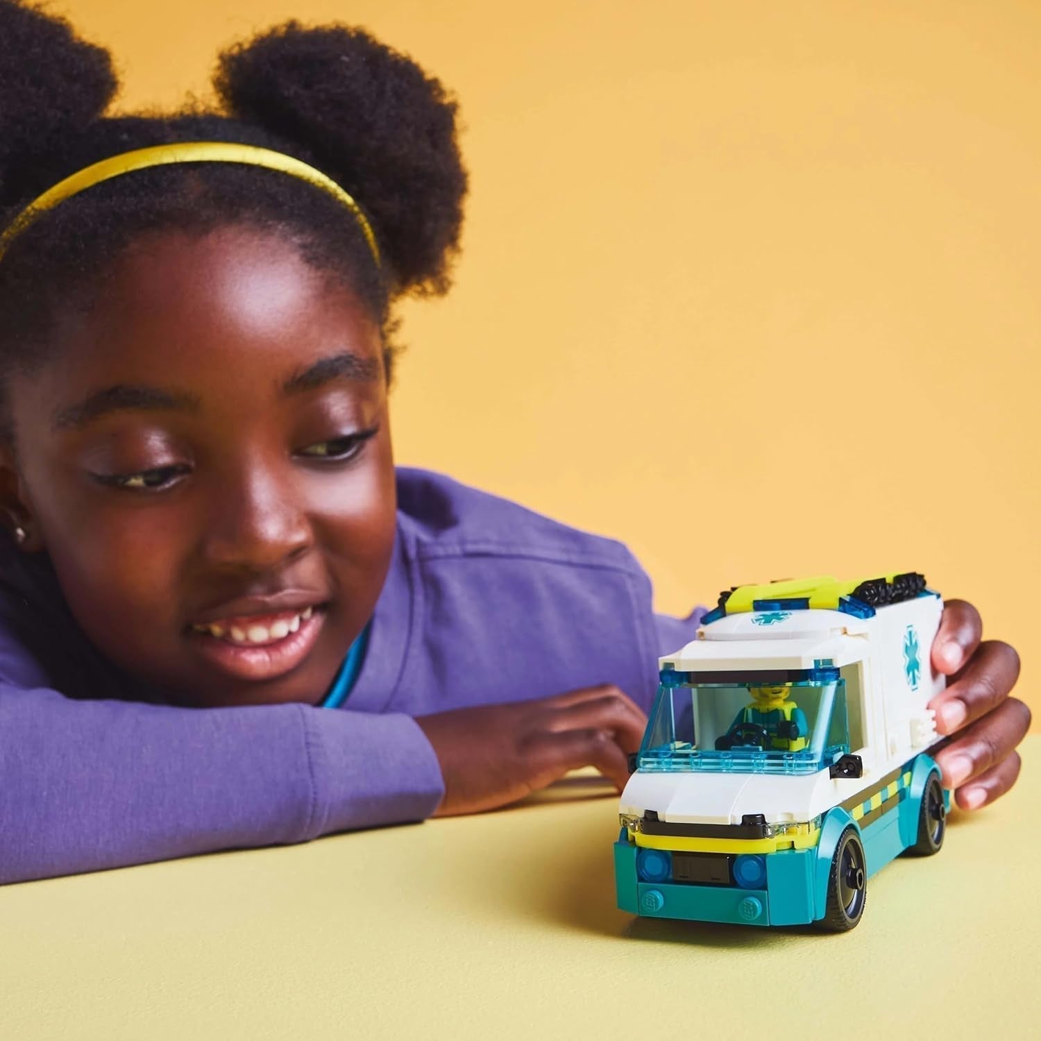LEGO City Ambulance - jouet avec 2 figurines (skateur et pilote) - jouet éducatif pour garçons et filles à partir de 5 ans - idées cadeaux d'anniversaire et de vacances 60451 Jeux de construction Besuche den LEGO-Store