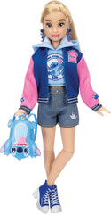 Disney ILY 4EVER Stitch Modepuppe mit Collegejacke und Zubehör, 29 cm, 13 Bewegungspunkte, offiziell lizenziert von Jakks Pacific. Komplett mit kombinierbarem Zubehör und glitzerndem Micky-Ring!