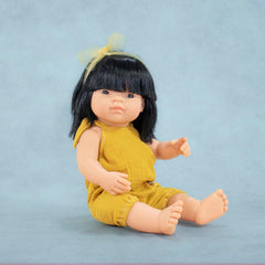 Păpușă Miniland, 38 cm, fată asiatică. Fabricată în Spania. Corectă din punct de vedere anatomic. Colecția My Friend & Me