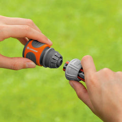 Raccord de tuyau Gardena 13 mm (1/2") et 15 mm (5/8") : connecteur enfichable pour extrémité de tuyau, évidements pour le serrage, montage facile, dans une boîte (18215-20)