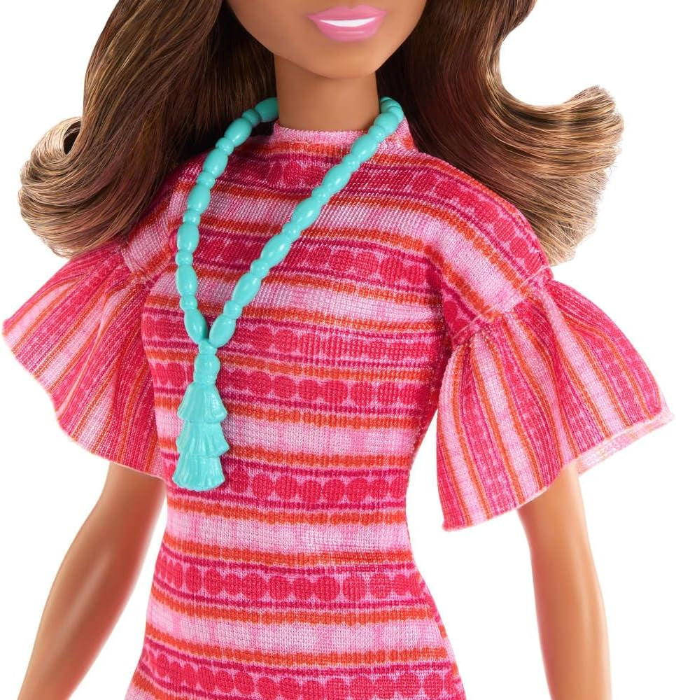 Barbie und Teresa Rezept für Freundschaft Teresa-Modepuppe mit unverkennbarem Outfit zum An- und Ausziehen, mit Accessoires inklusive einer Halskette, JCT02