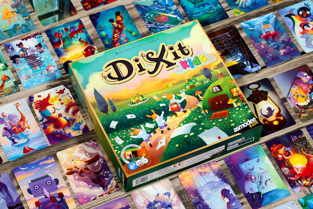 Asmodee Kids - Dixit Kids, jeu de société d'imagination et de fantaisie pour les enfants et toute la famille, cartes à jouer illustrées, 3 à 6 joueurs, à partir de 6 ans, 25 min, édition italienne