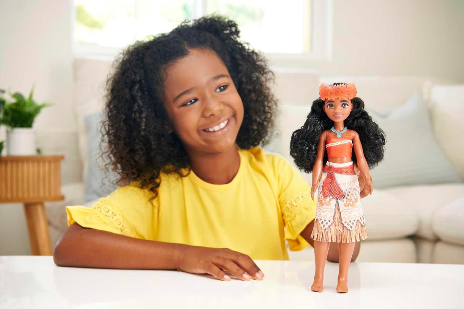 Mattel DISNEY Moana - Poupée mannequin articulée avec tenue pailletée, bandeau et collier amovibles, pour enfants à partir de 3 ans, HPG68
