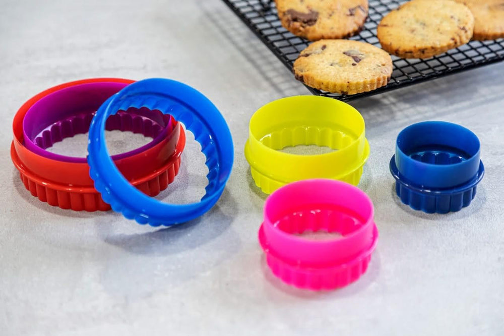 Set de forme pentru biscuiți Colourworks, 6 piese, netede și striate – colorate, rotunde