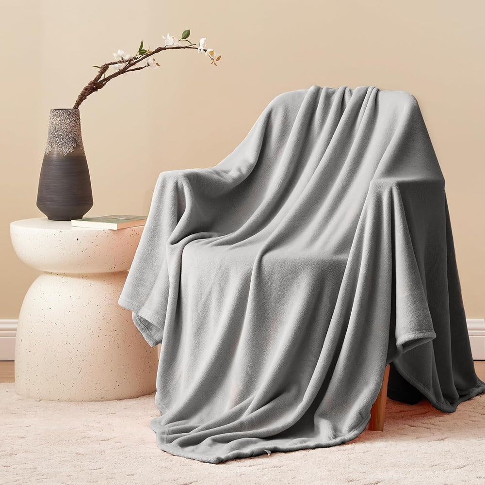 Aisbo Couverture douillette Couverture moelleuse Gris - Couverture polaire 150 x 200 cm XL Couverture de canapé chaude, couverture de vie confortable gris clair douce comme couverture de salon Couverture de canapé pour lits et couvertures d'hiver Besuche den Aisbo-Store