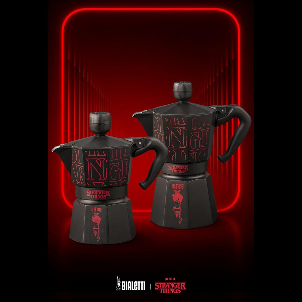 Bialetti Moka Express Stranger Things Cafetière 3 tasses, Bouton musique avec fonction de chargement USB-C, Ne convient pas aux plaques à induction, 3 tasses (130 ml), Noir