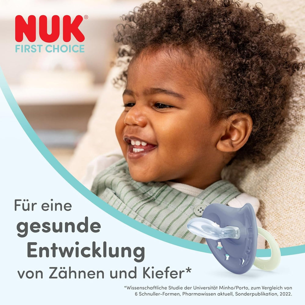 NUK First Choice Sucettes classiques jour et nuit pour bébés | 6-18 mois | Sucettes orthodontiques qui brillent dans le noir | 95 % d'acceptation par les bébés** | Bleu | Paquet de 2