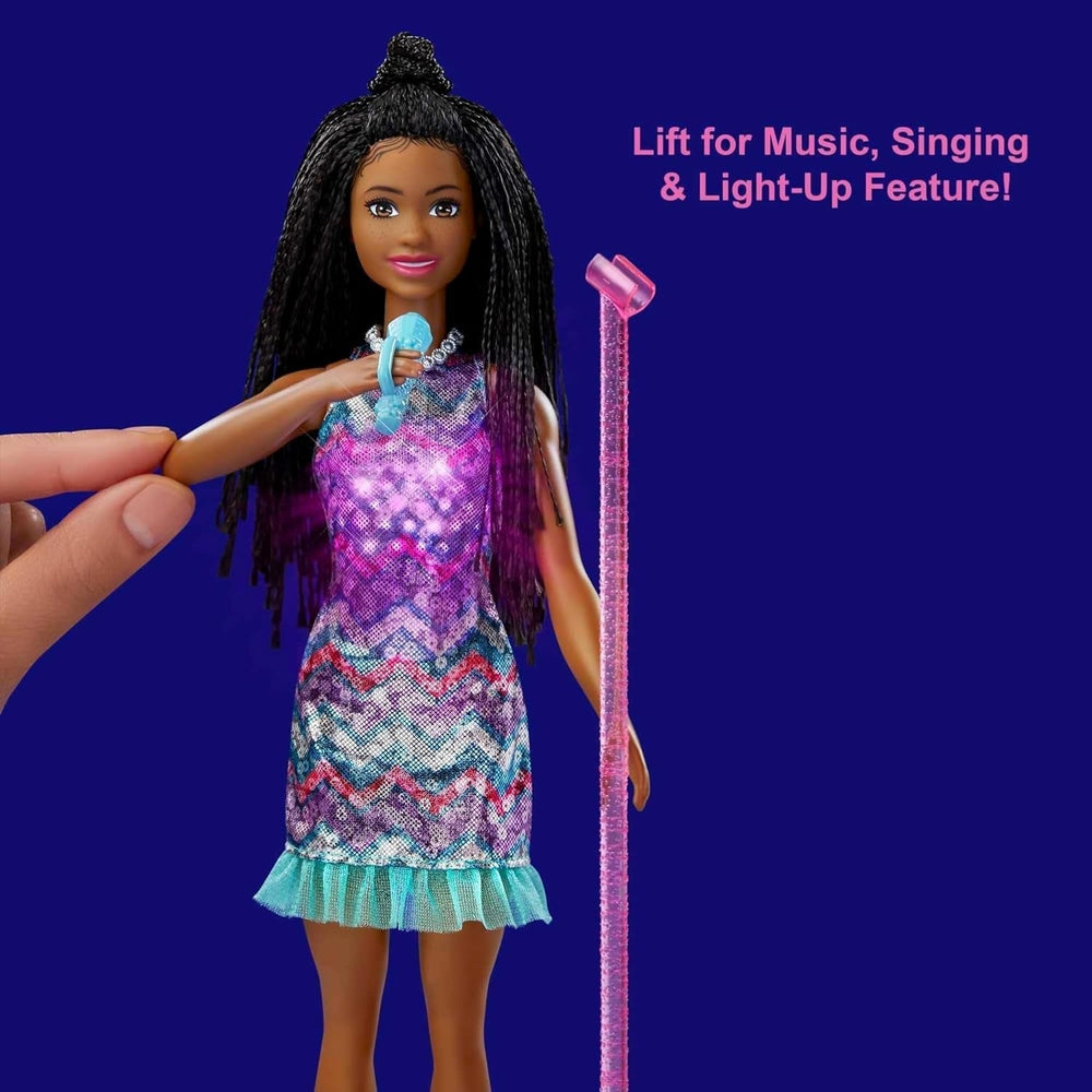 Barbie GYJ22 - scène gratuite pour poupée Big Dream Brooklyn (environ 30 cm, nattes marron) avec chansons de film, lumières, microphone et accessoires, cadeau pour les enfants à partir de 3 ans Naty Shop Dolls