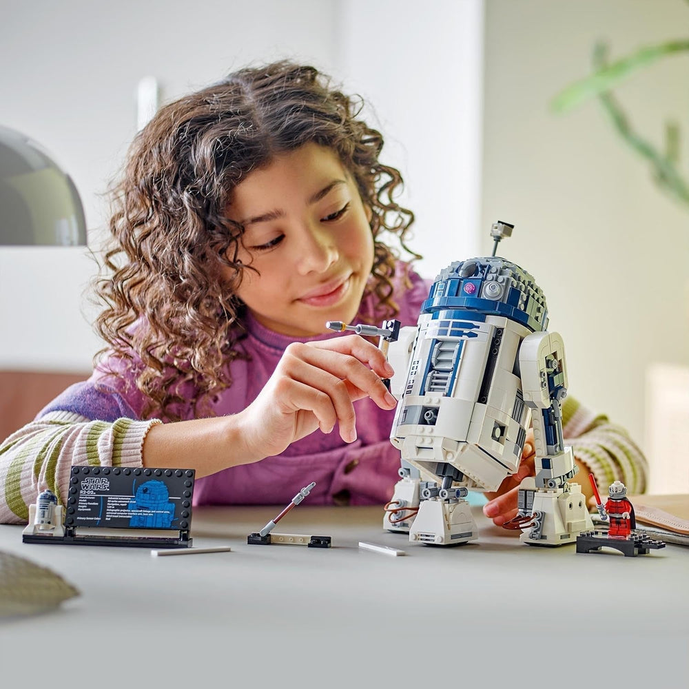 LEGO Star Wars R2-D2 Ensemble de modèles pour enfants, garçons et filles, figurine de droïde à construire avec figurine du 25e anniversaire de Dark Malek et plaque de décoration, idée cadeau de collection 75379 Ensembles de construction Besuche den LEGO-Store