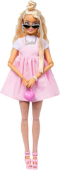 Poupée Barbie Deluxe Style no. 3 avec tenue Barbiecore, cheveux blonds en chignon haut, robe rose pastel avec nœud surdimensionné et accessoires comme des collants résille, HYV27