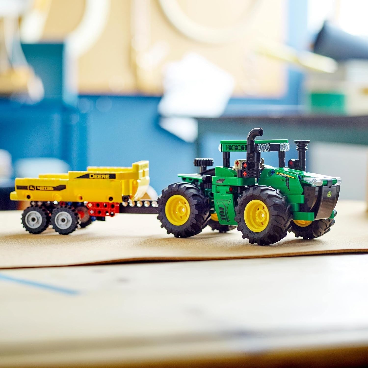 LEGO Technic John Deere 9620R Tracteur 4 roues motrices avec remorque à benne basculante Jouet agricole classique pour enfants garçons et filles de 8 ans Kit de modèle à collectionner 42136 Ensembles de construction Besuche an LEGO-Store