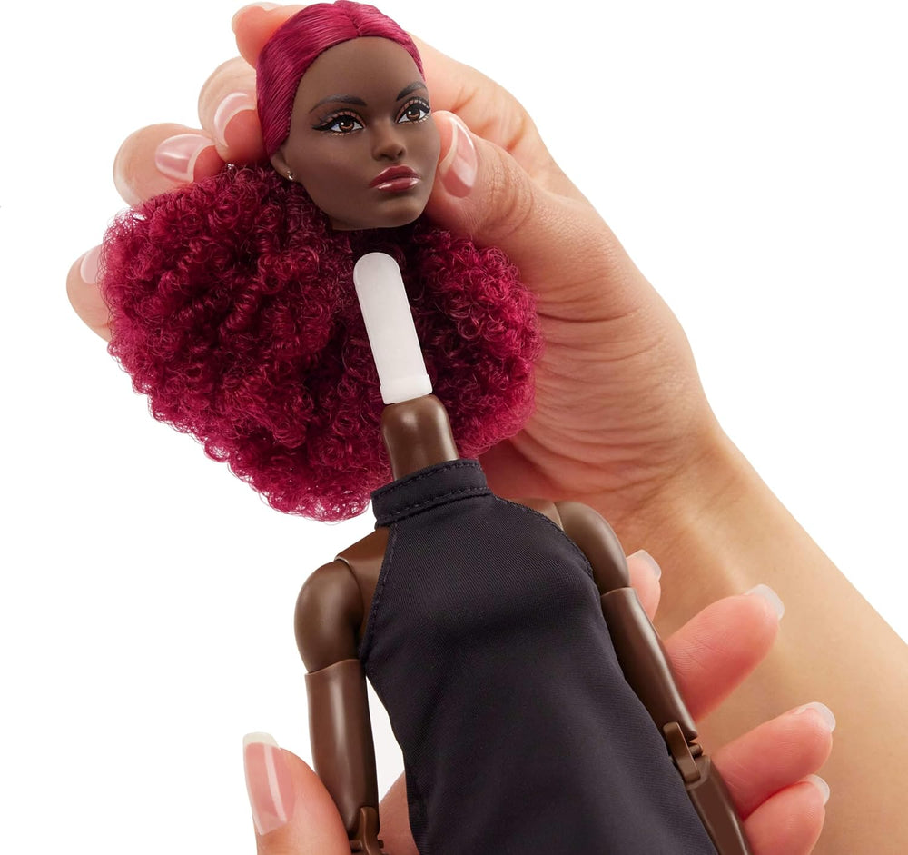 Barbie Basics - Poupée de collection modèle 3 avec boucles rouges, mini robe et bottes noires, taille unique, grand corps articulé et tête interchangeable, JBH75