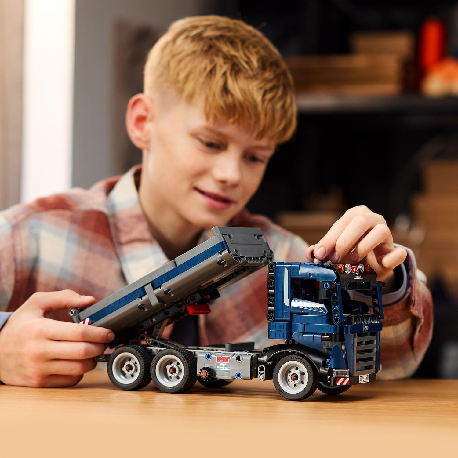 Jouet LEGO Technic Dump Truck avec volant et camion-benne mobile - véhicule de construction bleu - idée cadeau pour anniversaires ou vacances - jeu de construction pour garçons et filles à partir de 9 ans 42203 Jeux de construction Besuche den LEGO-Store