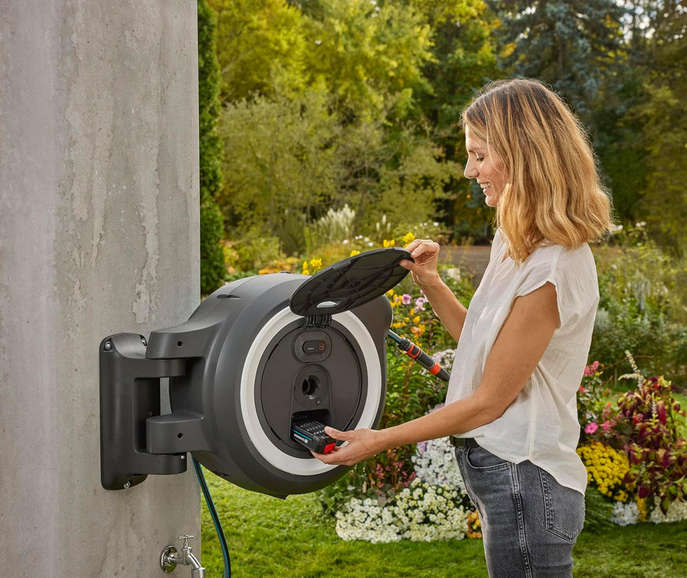 Gardena PowerRoll XXL Solo Dévidoir mural sans fil : enrouleur automatique avec tuyau d'arrosage de 40 m, guide de tuyau et RollControl, alimenté par batterie, résistant aux UV et au gel (18647-55)
