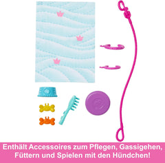 Barbie Dog Duo Poupée et accessoires, y compris chiot et grand chien avec fauteuil roulant, laisse, bol de nourriture, lit pour animal de compagnie et récompenses en os, pour 3 ans et plus, HTK37