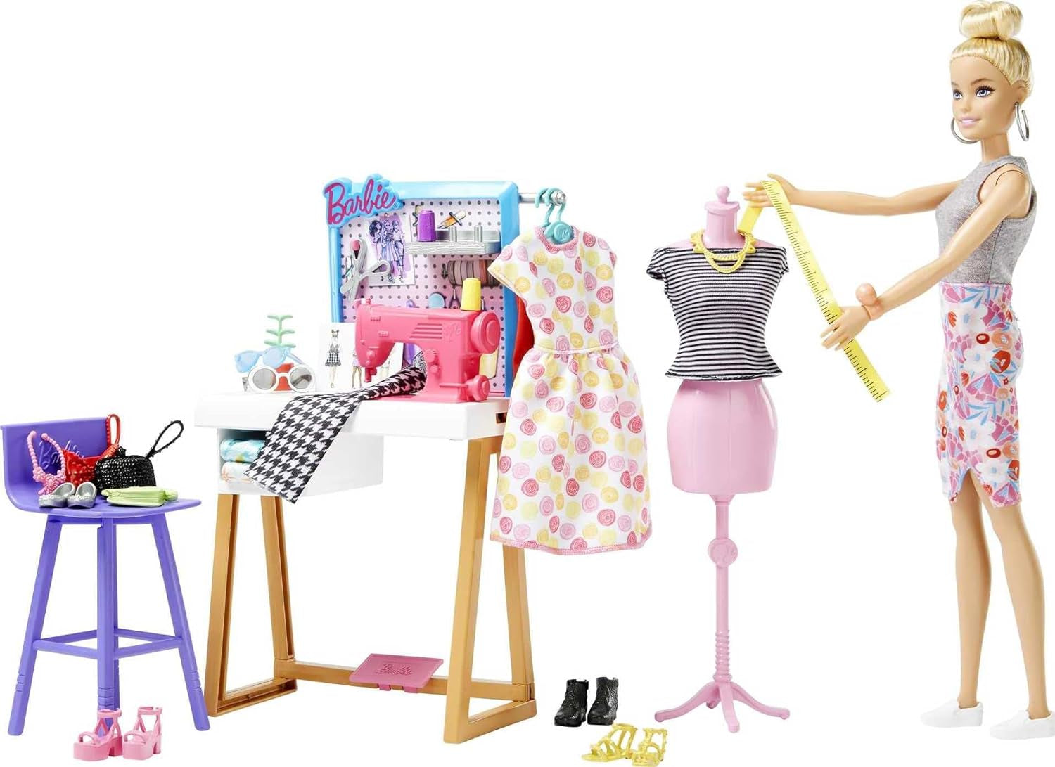Barbie HDY90 - poupée de créateur de mode (30,40 cm) et studio, 25+ accessoires de design et de mode, bureau design, chaise, machine à coudre, modèle en tissu, mannequin et plus, jouets à partir de 3 ans Naty Shop Dolls