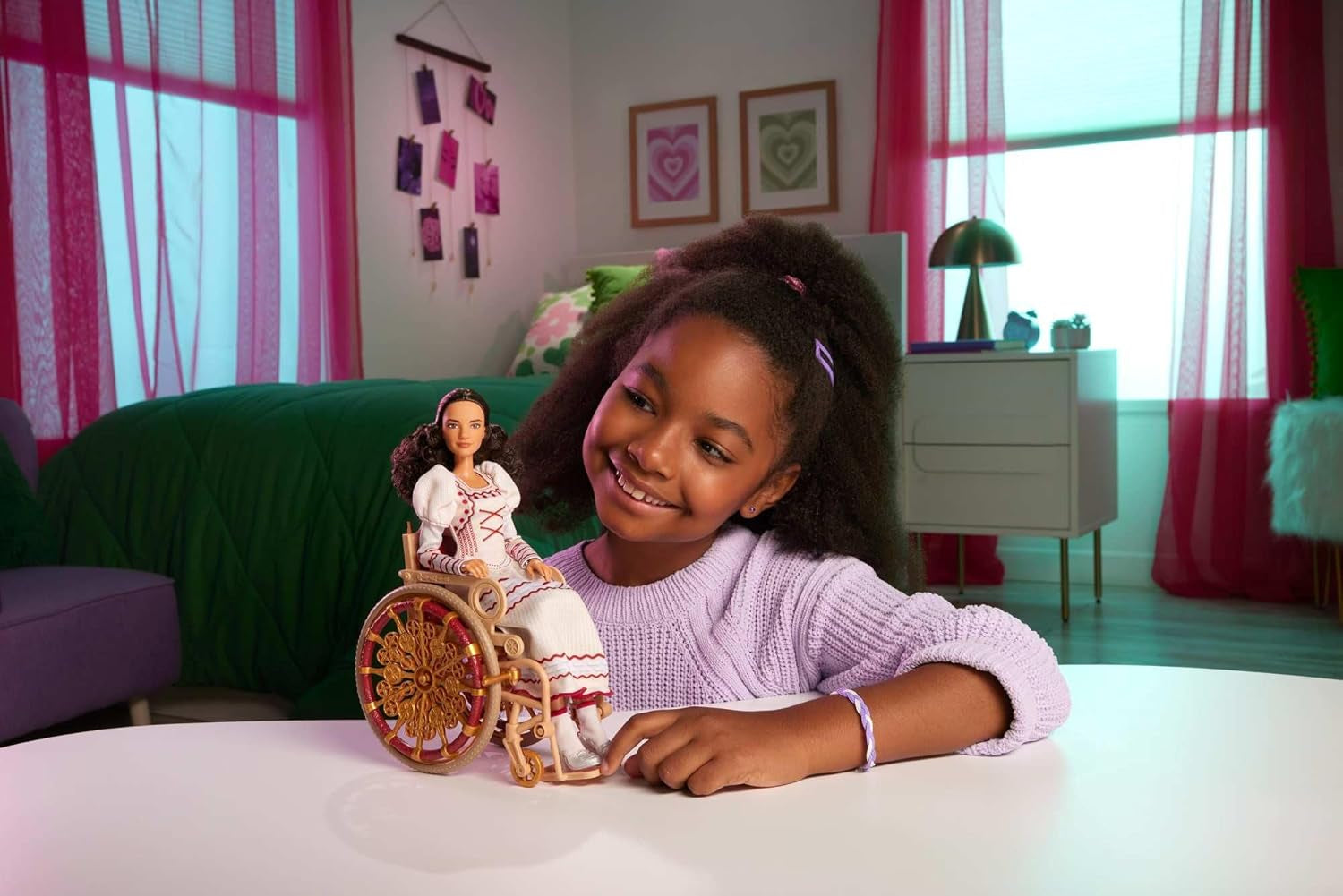 Mattel Wicked Nessarose Poupée mannequin et accessoires, y compris un fauteuil roulant, avec cheveux bruns bouclés, diverses poses et apparence de robe de bal amovible, HXY36