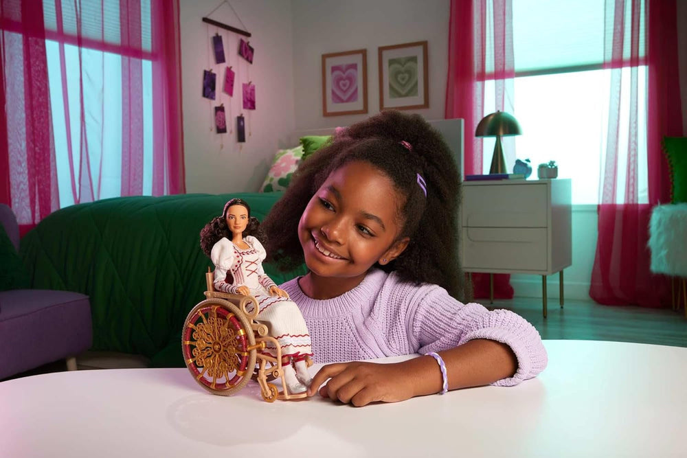 Mattel Wicked Nessarose-Modepuppe und Zubehör, einschließlich Rollstuhl, mit braunem, lockigem Haar, verschiedene Posen möglich und ausziehbarer Ballkleid-Look, HXY36