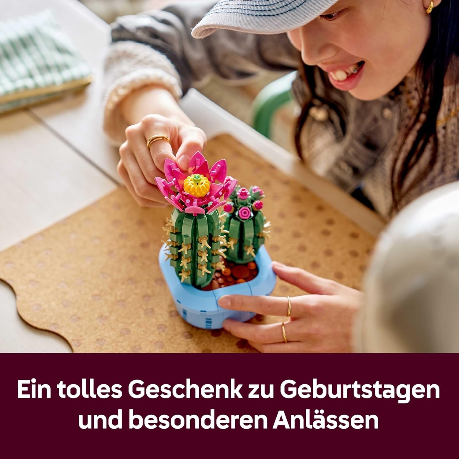 LEGO Botanicals Blühender Kaktus - Set mit Kunstpflanze mit 2 Kakteen & künstlichen Blüten - DIY Deko - Geschenkidee zum Geburtstag für Mädchen ab 9 Jahren & Erwachsene Pflanzenliebhaber - 11509