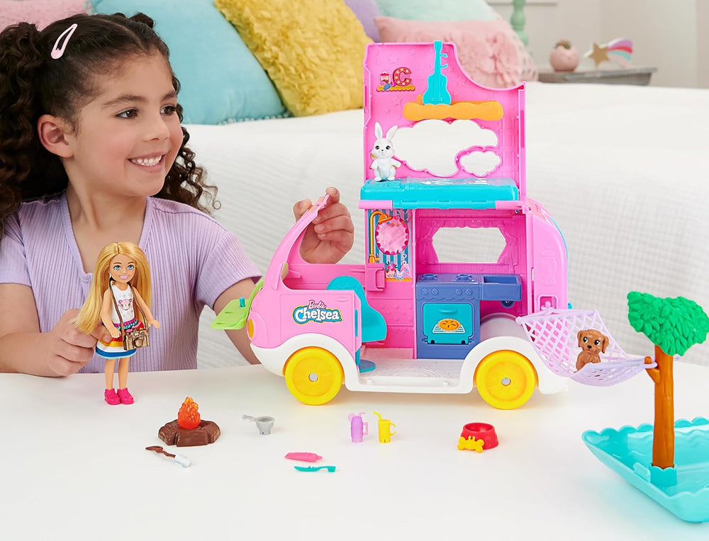 Barbie Chelsea Caravane 2 en 1 – Véhicule jouet avec piscine, hamac et coin repas pour un jeu imaginatif et l'heure du conte, à partir de 3 ans, HNH90